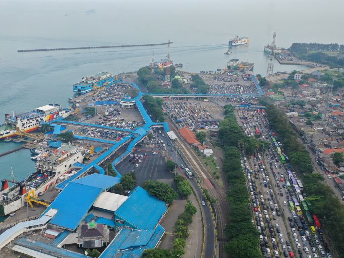 Foto udara sejumlah mobil pribadi dan bus berisi pemudik antre menaiki kapal di Pelabuhan Merak, Banten, Kamis (20/4/2023). 