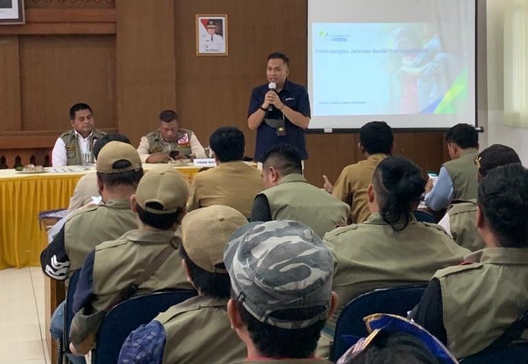 Kantor BPJS Ketenagakerjaan Jakarta Sudirman melakukan sosialisasi program perlindungan sosial Jamsostek kepada anggota FKDM di Jaksel.
