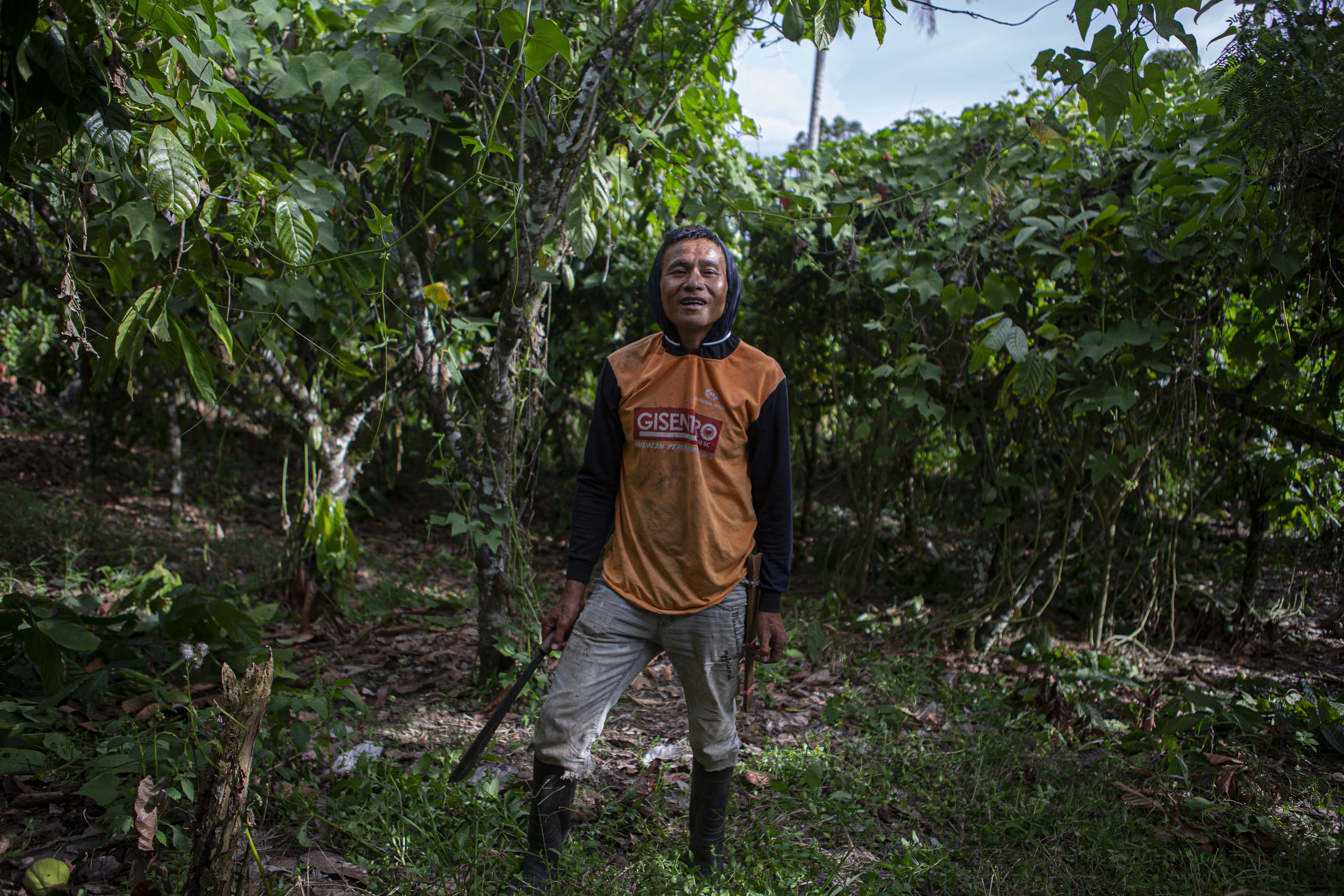 Marson Palada berpose di kebun kakao miliknya di Desa Kalimago, Kecamatan Lore Timur, Kabupaten Poso