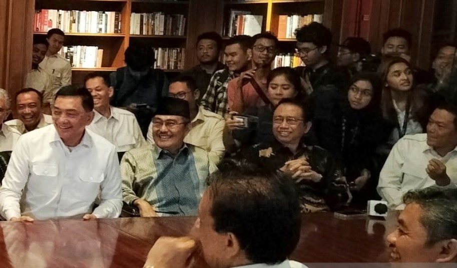 Jimly Asshiddiqie dan Marzuki Alie mendampingi Ketua Umum Partai Gerindra Prabowo Subianto saat menerima Wiranto.