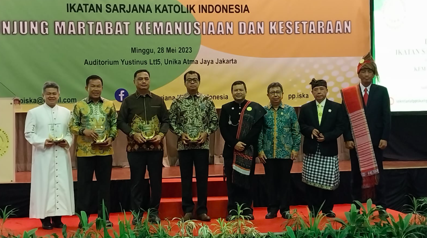 Ketua Presidium Pusat ISKA Luky Yusgiantoro bersama Gubernur Lemhannas Andi Widjajanto dan para narasumber di Universitas Atmajaya, Jakarta.
