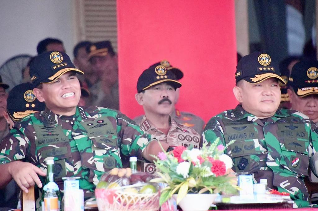 Rektor IPDN Hadi Prabowo (tengah)