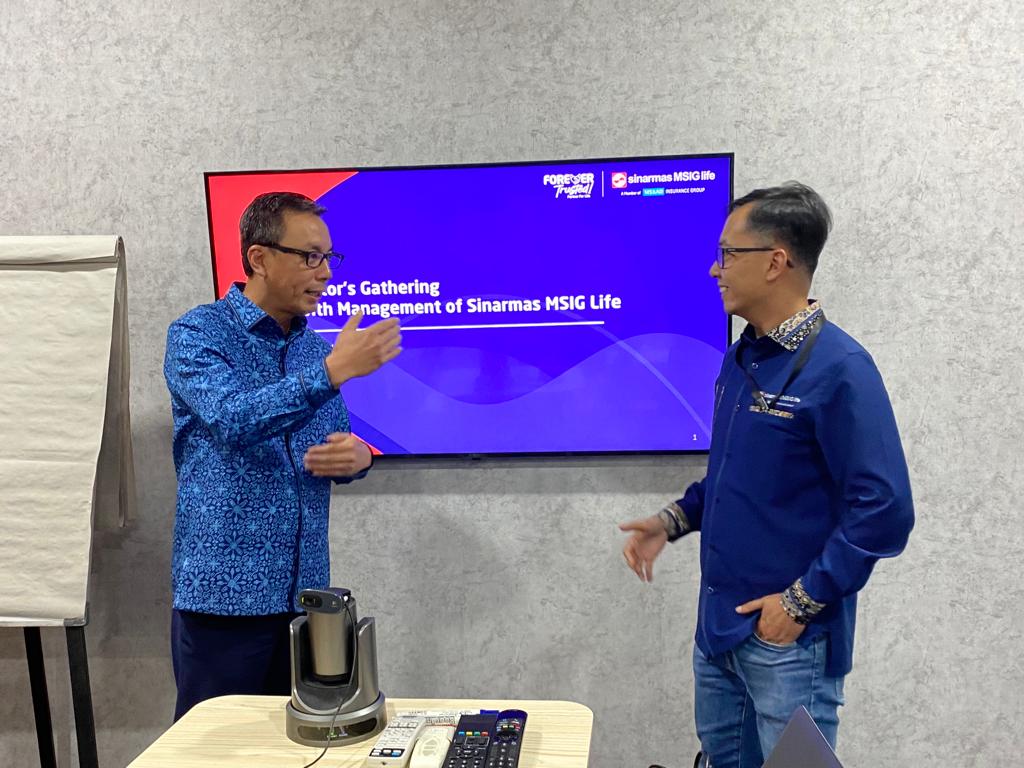 President Director Sinarmas MSIG Life, Wianto Chen berbincang dengan  Chief Legal, Compliance & Corporate Secretary Renova Siregar