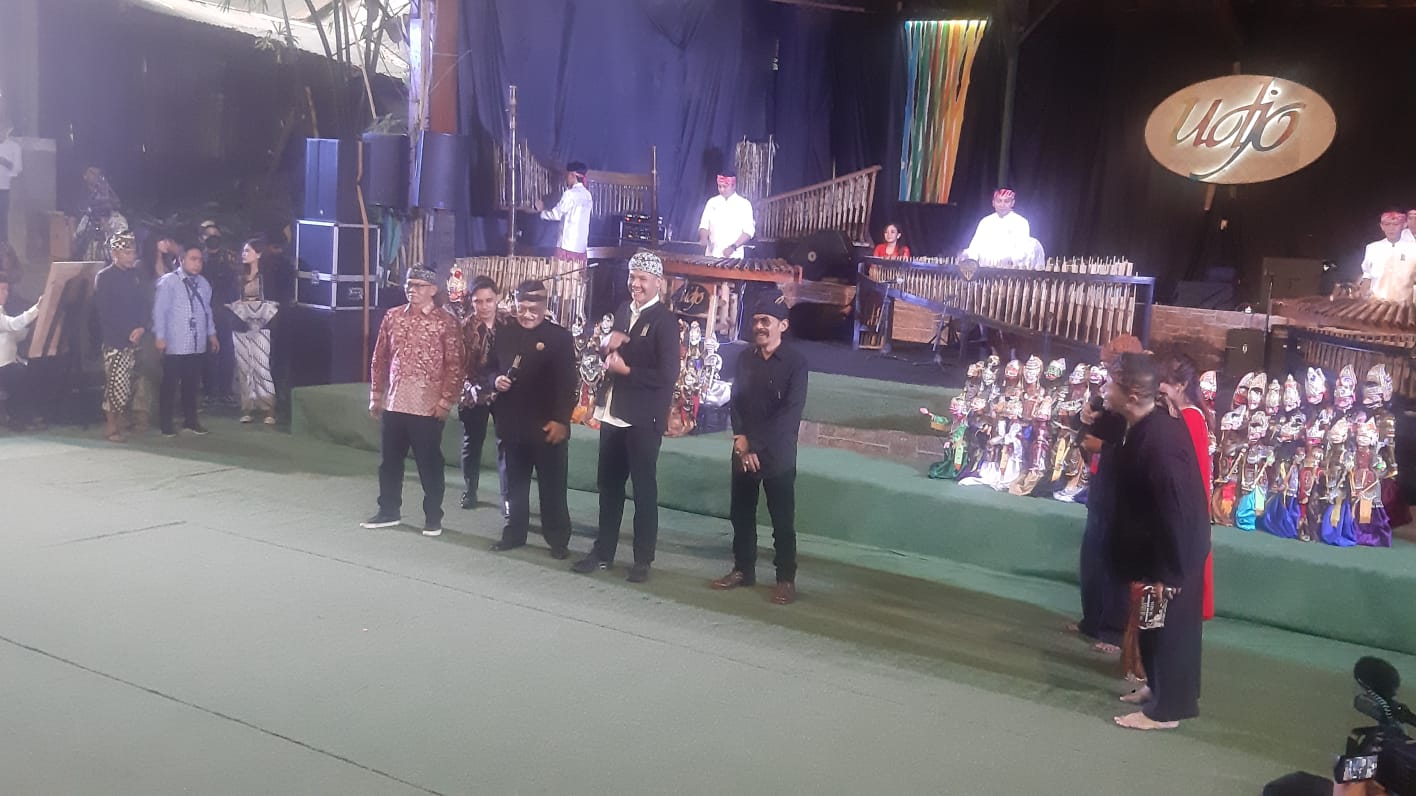 Ganjar Pranowo bersama sejumlah tokoh dan sesepuh Sunda di Saung Angklung Udjo, Kota Bandung. 