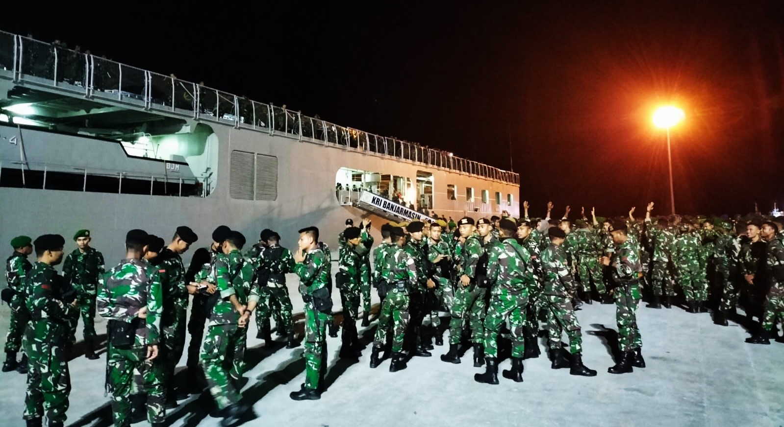 Personel TNI yang bertugas mengamankan KTT ASEAN di Labuan Bajo tiba kembali di Kupang.