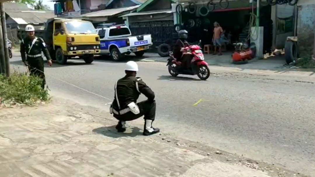 Petugas sedang melakukan olah TKP.
