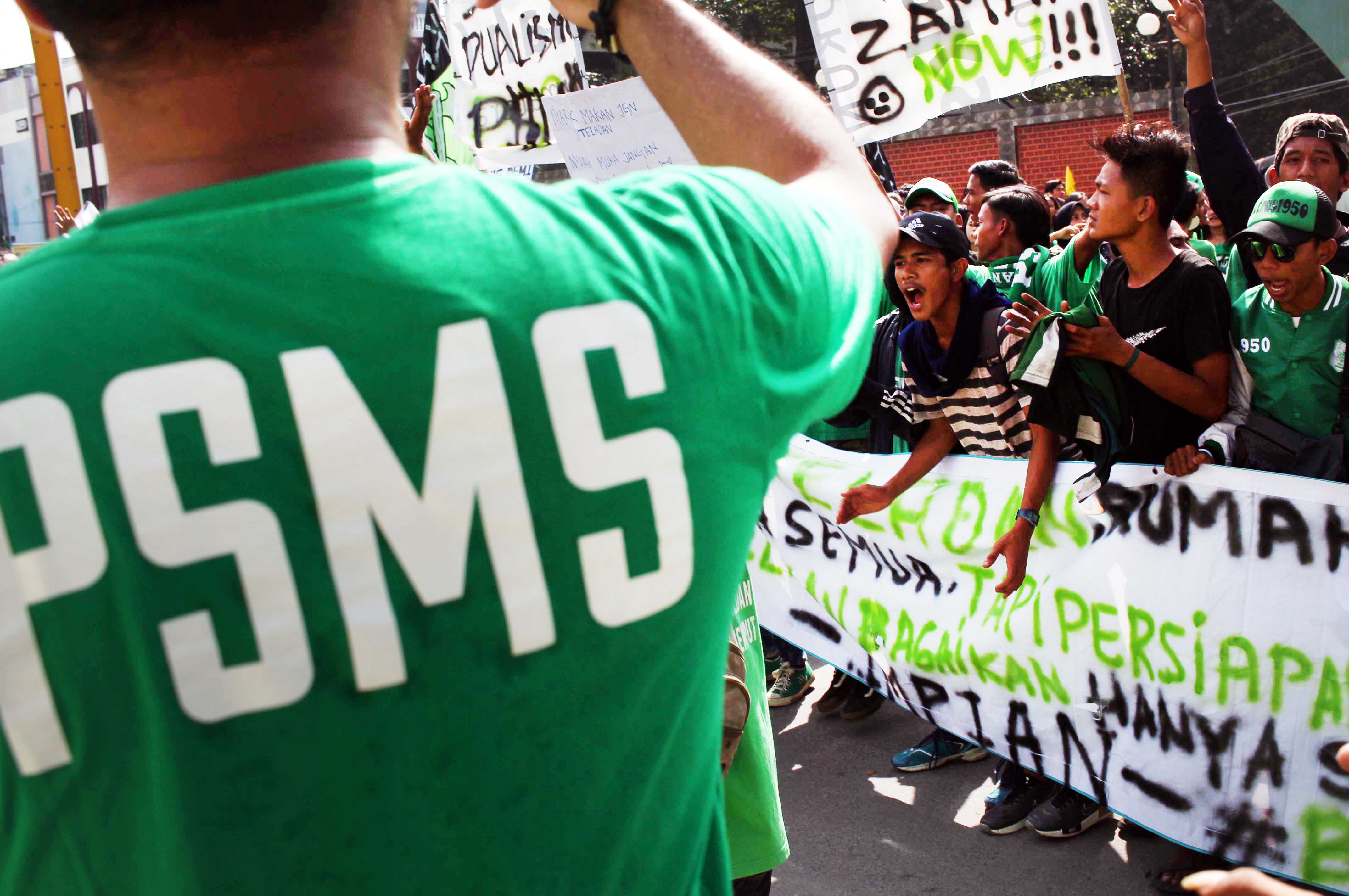 Para pendukung PSMS Medan dan suporter dari kelompok lainnya melakukan aksi unjuk rasa.