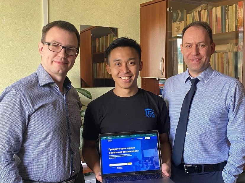 Fakhrul Arifin Oktavian (tengah), mahasiswa pasca-sarjana asal Bekasi yang sedang berkuliah di salah satu universitas kenamaan di Rusia.