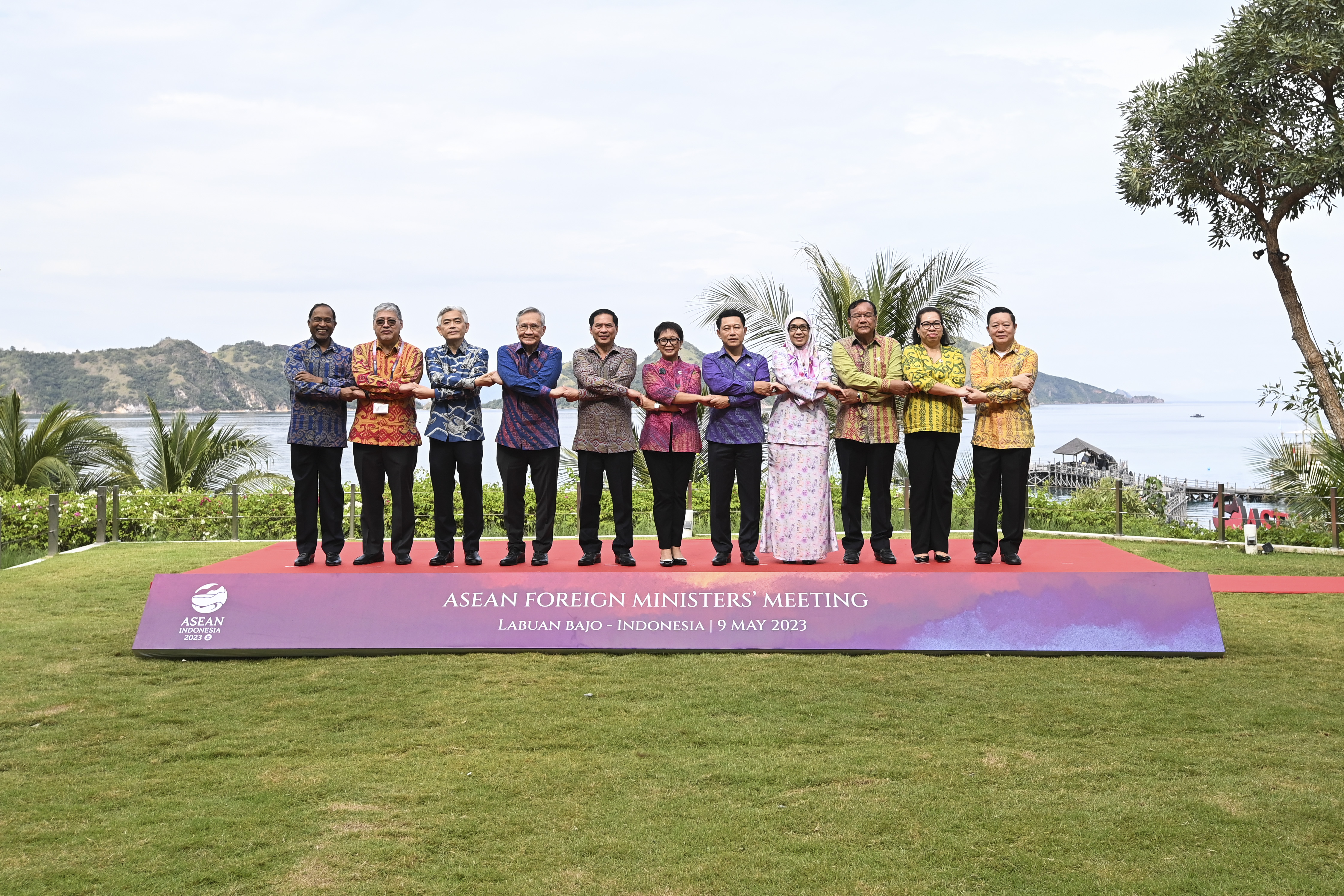 Menteri Luar Negeri Negara ASEAN berpose di tengah KTT ASEAN