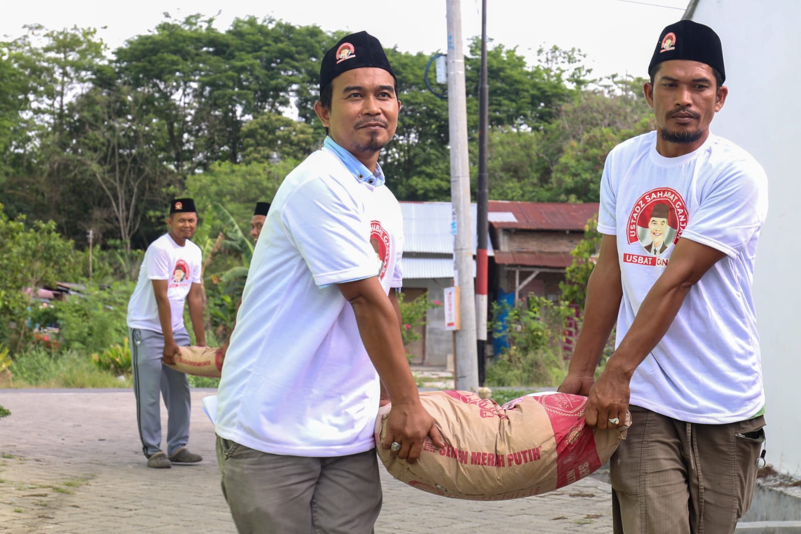 Usbat Ganjar berikan bantuan bahan bangunan untuk renovasi rumah ibadah di Kabupaten Deli Serdang, Sumatra Utara