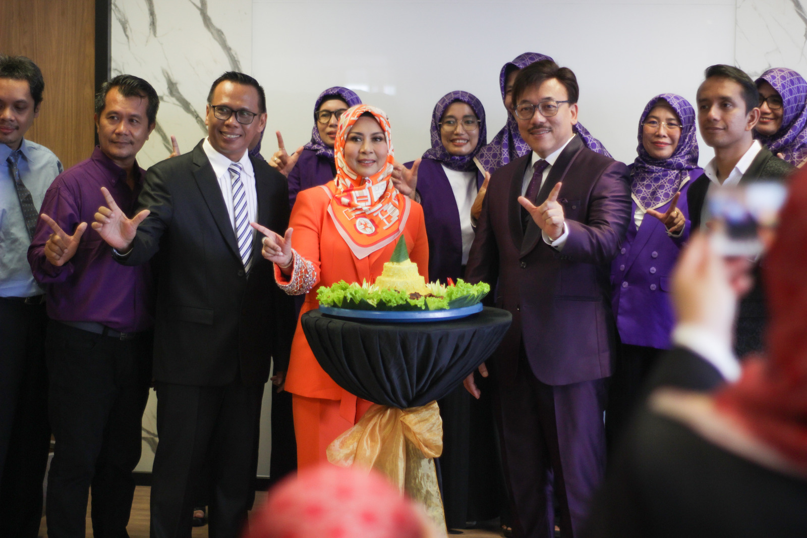 Dr Syid Ayob Syid Mustafa AlQudri dan Puan Kartika Wati Mohamed saat pemotongan tumpeng tanda peresmian kantor pusat Eskayvie Indonesia.