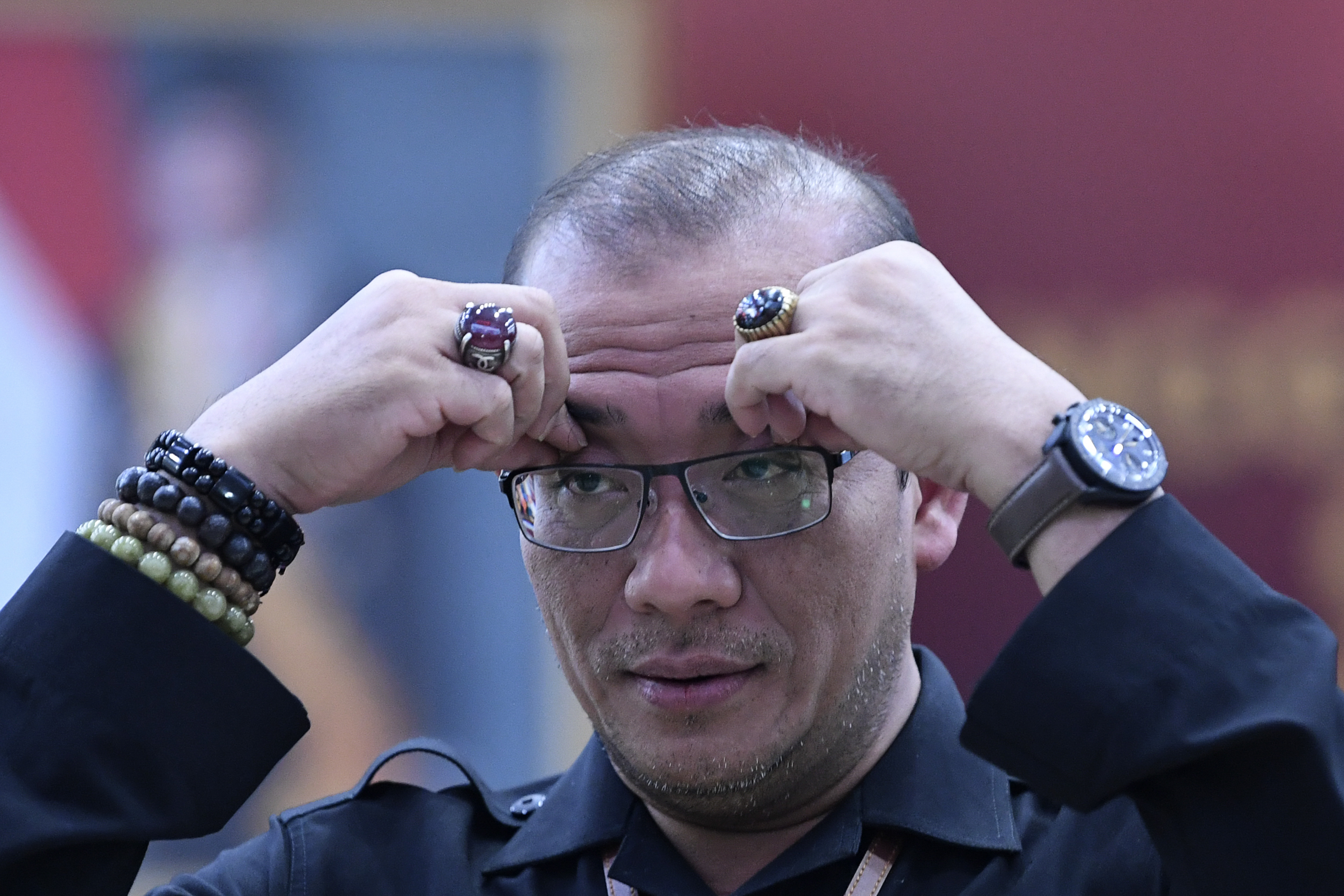 Ketua Komisi Pemilihan Umum (KPU) Hasyim Asy'ari memijat keningnya seusai menerima berkas pengajuan bakal calon legislatif (bacaleg) Pemilu 