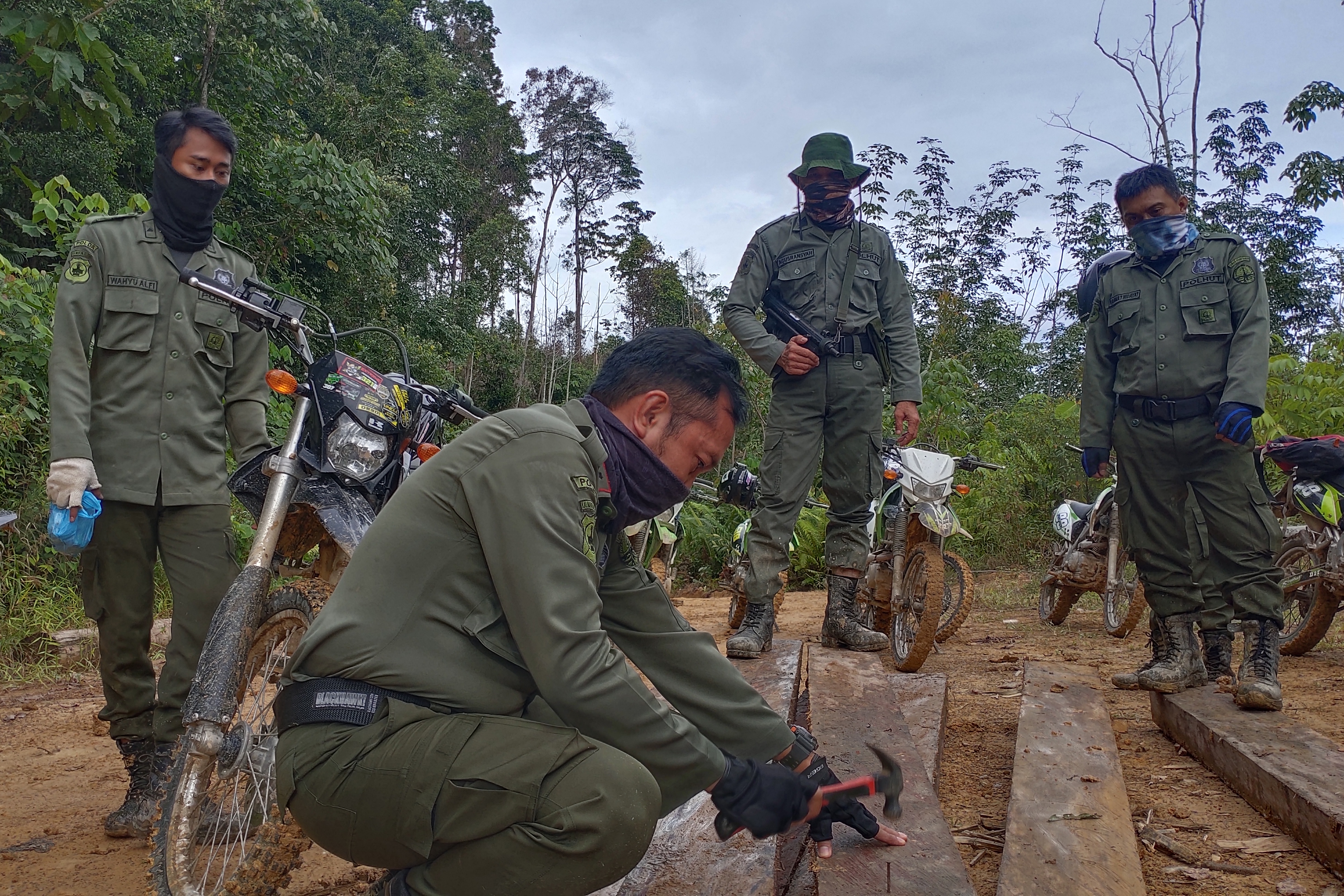 Operasi pemberantasan ilegal logging di kawasan hutan Kalimantan Selatan.