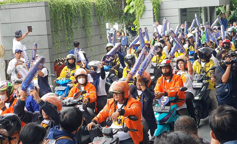 Ojol Ramaikan Parade Pendaftaran Bacaleg NasDem ke KPU