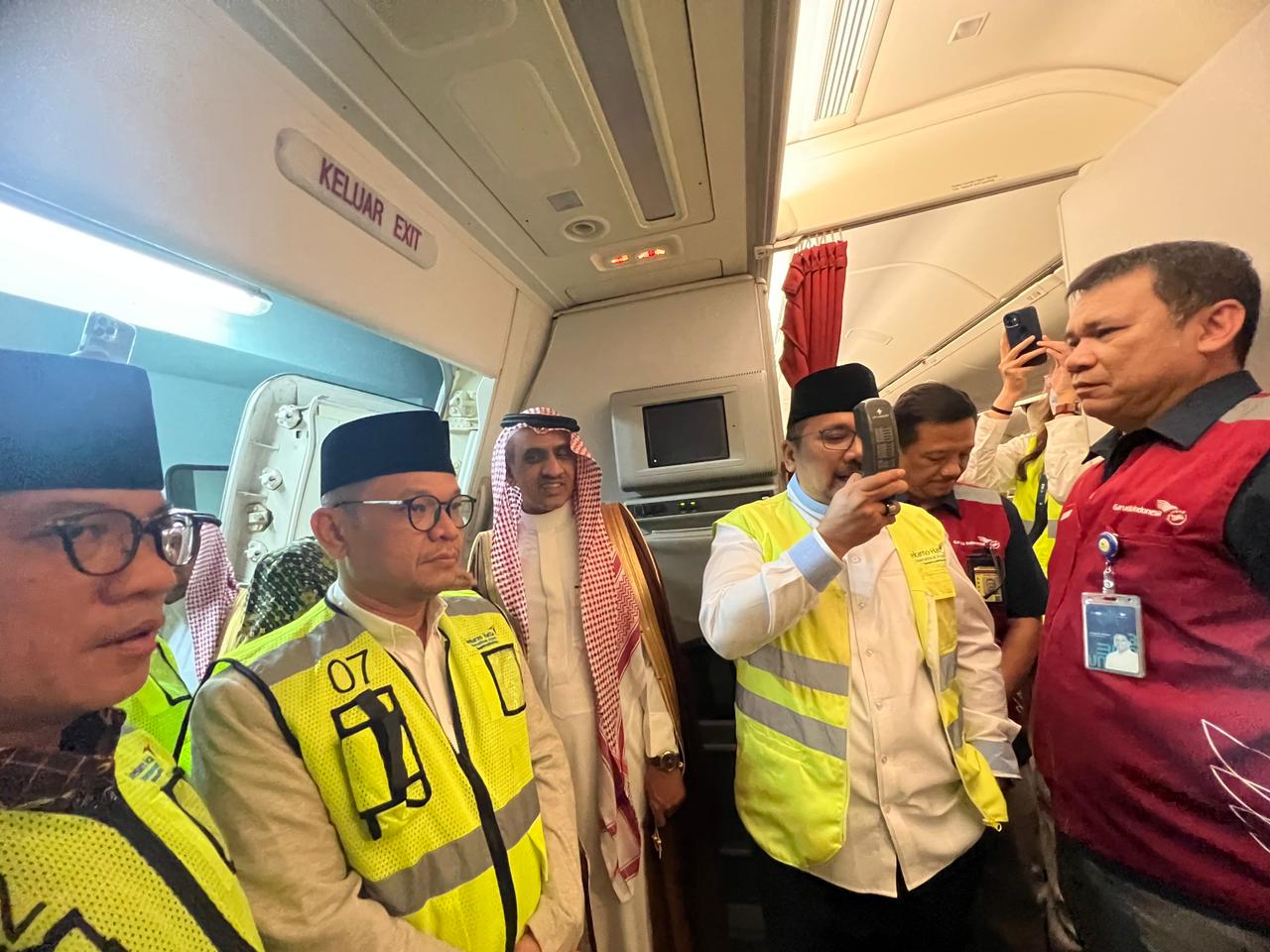 Menteri Agama Yaqut Cholil Qoumas melepas keberangkatan kloter pertama jemaah haji