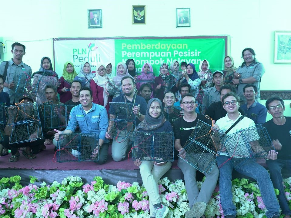 PLN memberikan perahu untuk bapak-bapak nelayan rajungan dan pelatihan untuk ibu-ibu.