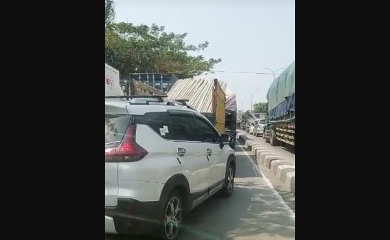 Kemacetan di Pantura akibat pekerjaan peninggian badan jalan.