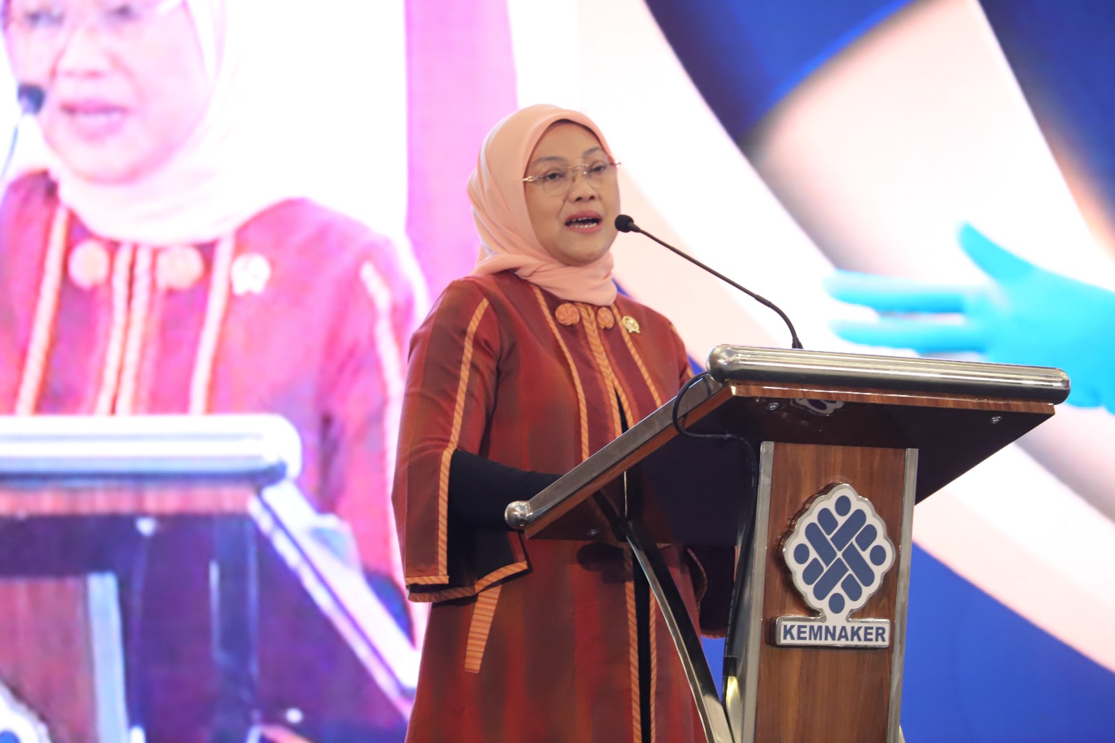 Menaker Ida Fauiziyah membuka Rakor Layanan Pasar Kerja bertema Penguatan Ekosistem Layanan Pasar Kerja Indonesia, di Jakarta, Rabu (10/5).