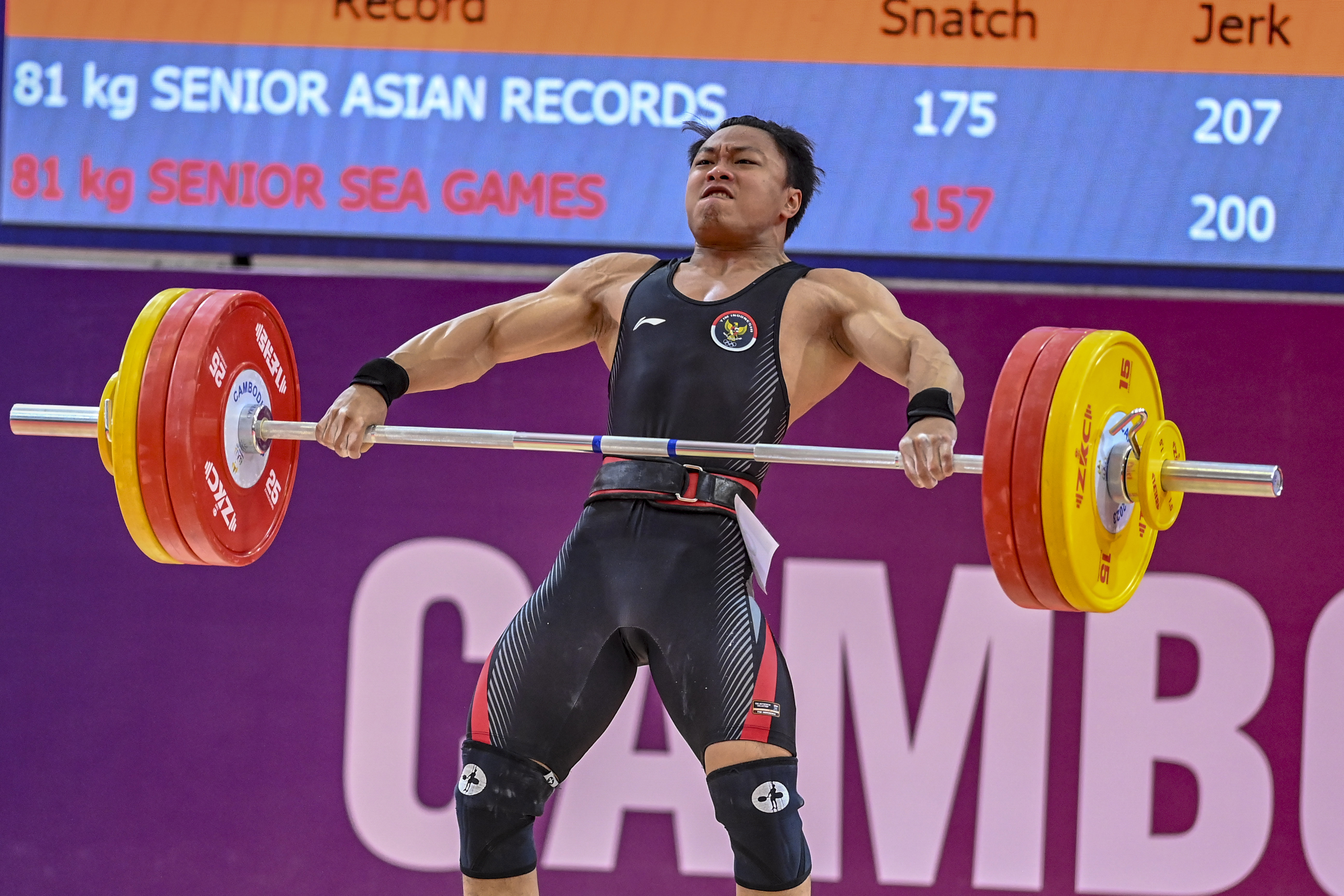 Aksi lifter Indonesia Rahmat Erwin Abdullah di SEA Games 2023.