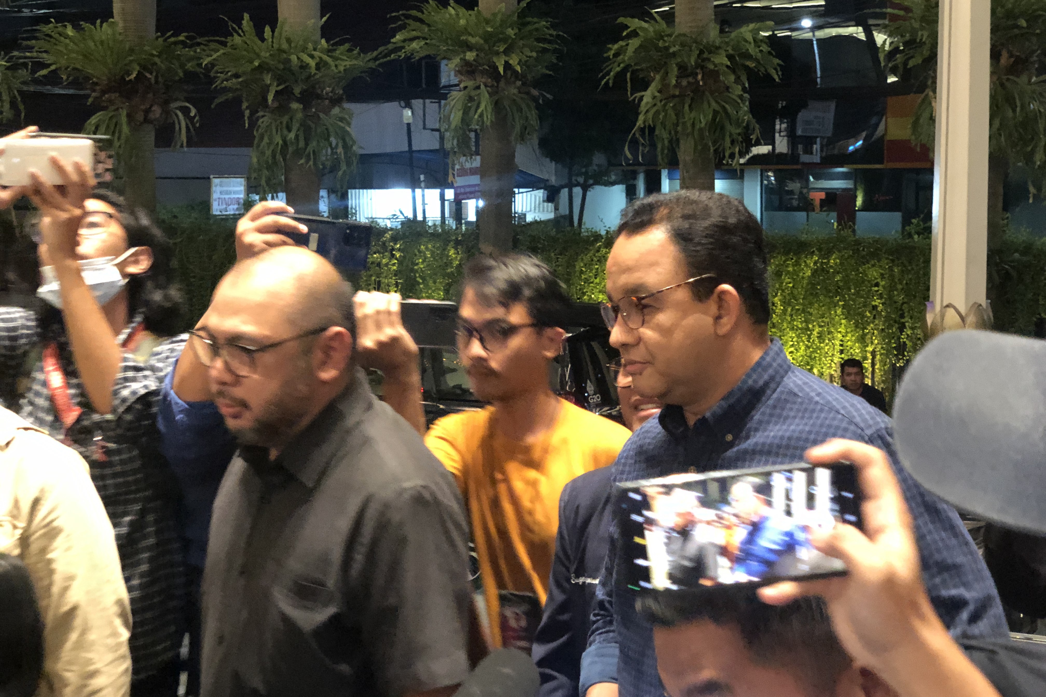 Anies Baswedan disambut CEO Media Group Mohammad Mirdal Akib.