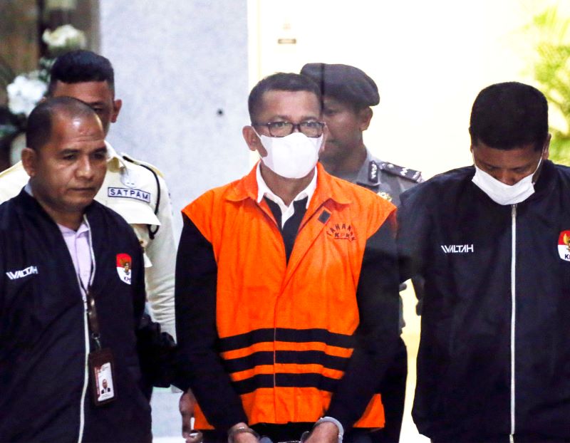 Bupati Kepulauan Meranti Muhammad Adil (tengah) menggunakan rompi tahanan usai terjaring Operasi Tangkap Tangan (OTT).