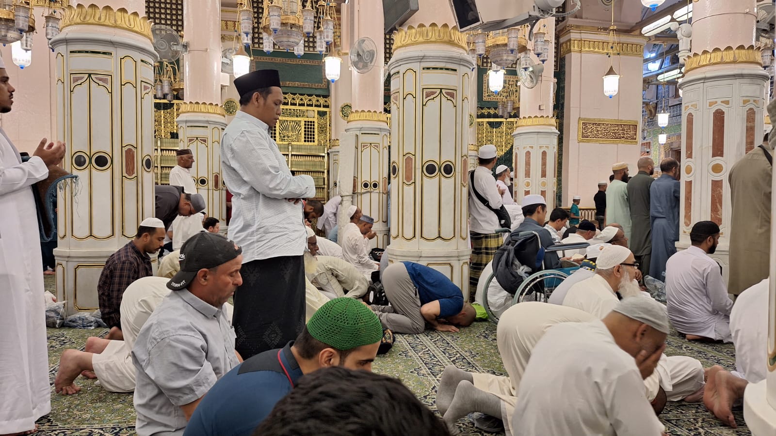 Raudhah, tempat di Masjid Nabawi yang dianggap sebagai salah satu tempat yang mustajab untuk berdoa.