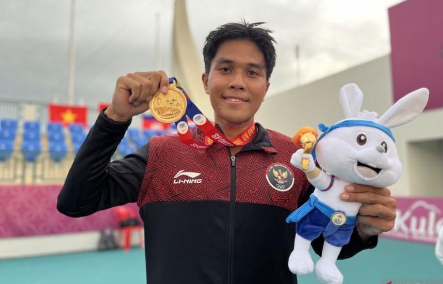 Petenis Muhammad Rifqi Fitriadi berpose usai meraih medali emas SEA Games 2023.