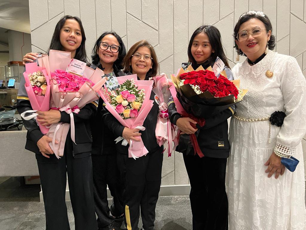 Atlet senam Indonesia, Rifda Irfanaluthfi (kedua kanan) saat dijemput Pengurus Persani di Bandara Soekarno-Hatta, Senin (1/5) malam WIB.