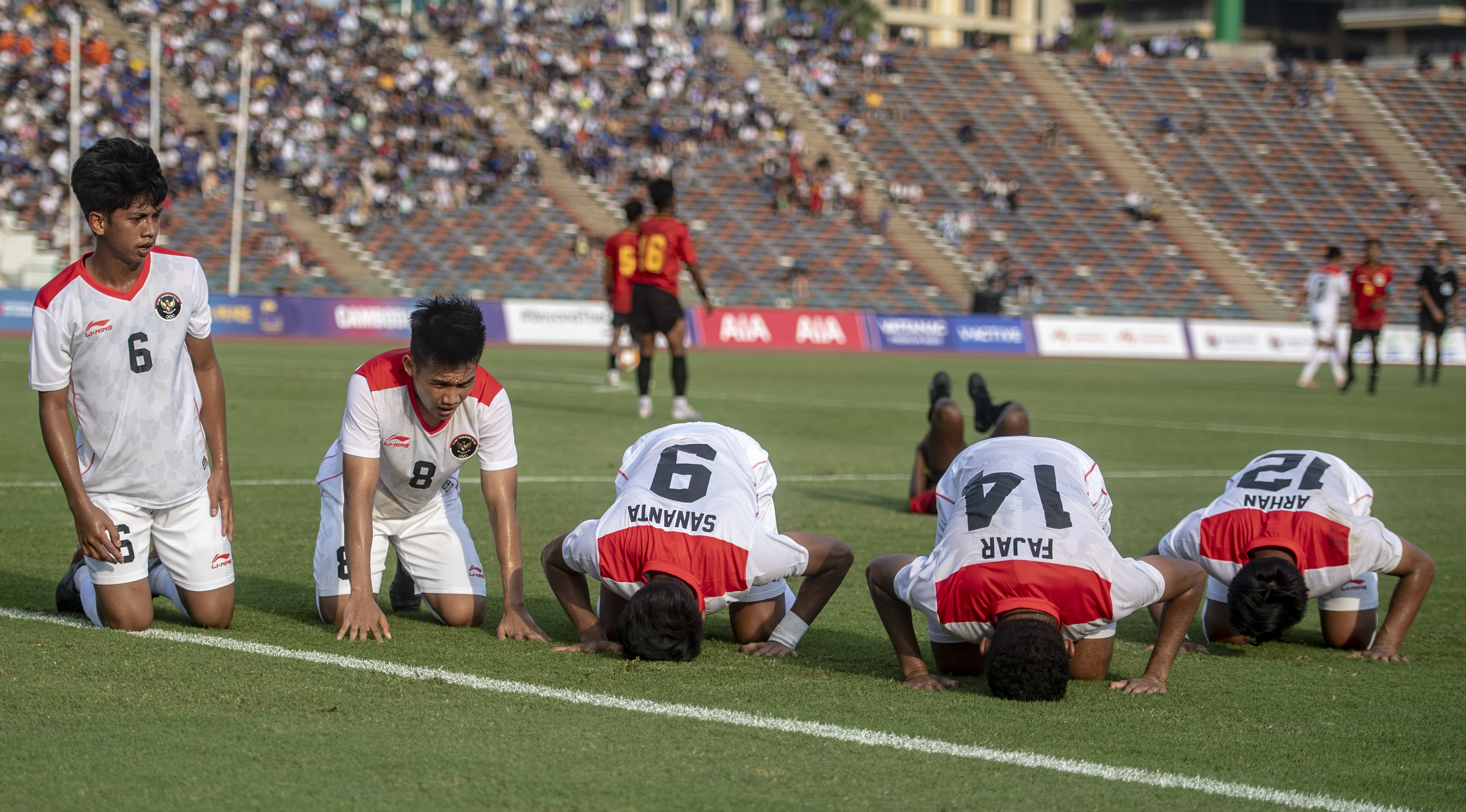 Pemain Tim U-22 Indonesia merayakan gol ke gawang Timnas Timor di SEA Games 2023. Tim U-22 menang dengan skor 3-0 (7/5/2023).