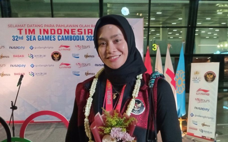 Atlet bola voli putri Wilda Siti Nurfadilah setelah mengikuti upacara penyambutan atlet SEA Games di Bandara Soekarno-Hatta, Selasa (16/5).