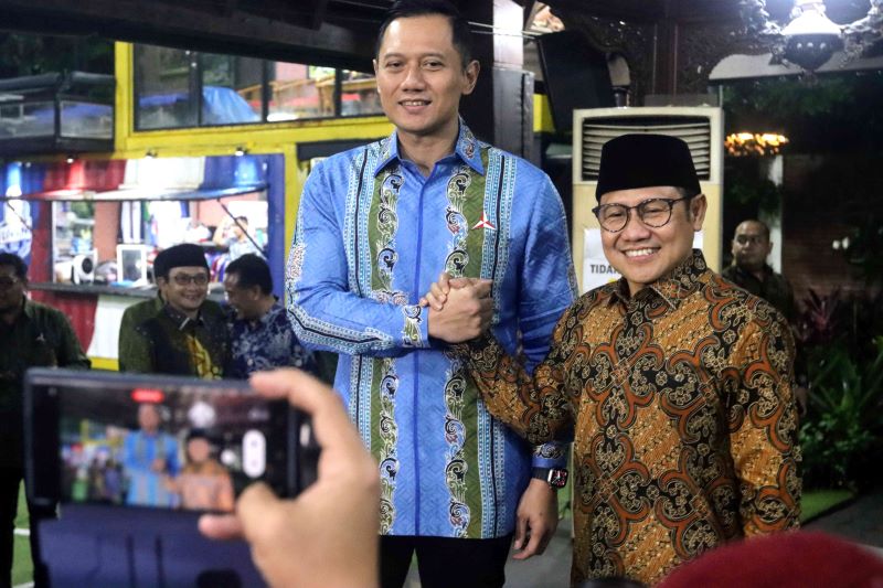 Ketua Umum PKB Muhaimin Iskandar berjabat tangan dengan Ketua Umum Partai Demokrat Agus Harimurti Yudhoyono.