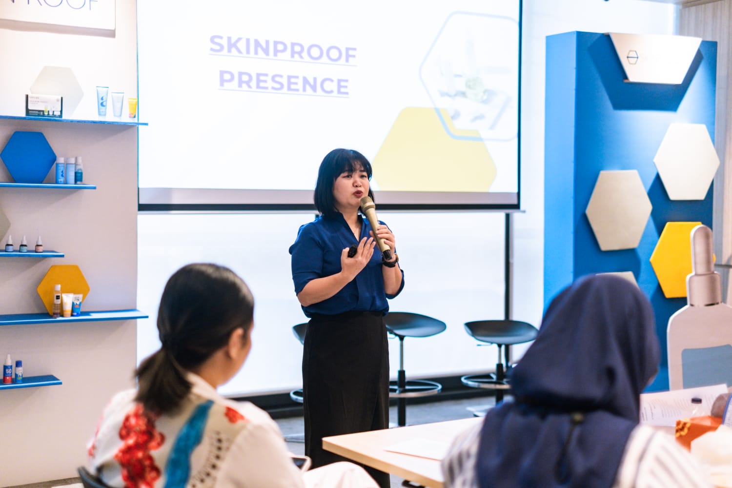 Theresia Sinandang, Head of Skinproof, tengah memberi penjelasan seputar produk kosmetik. 