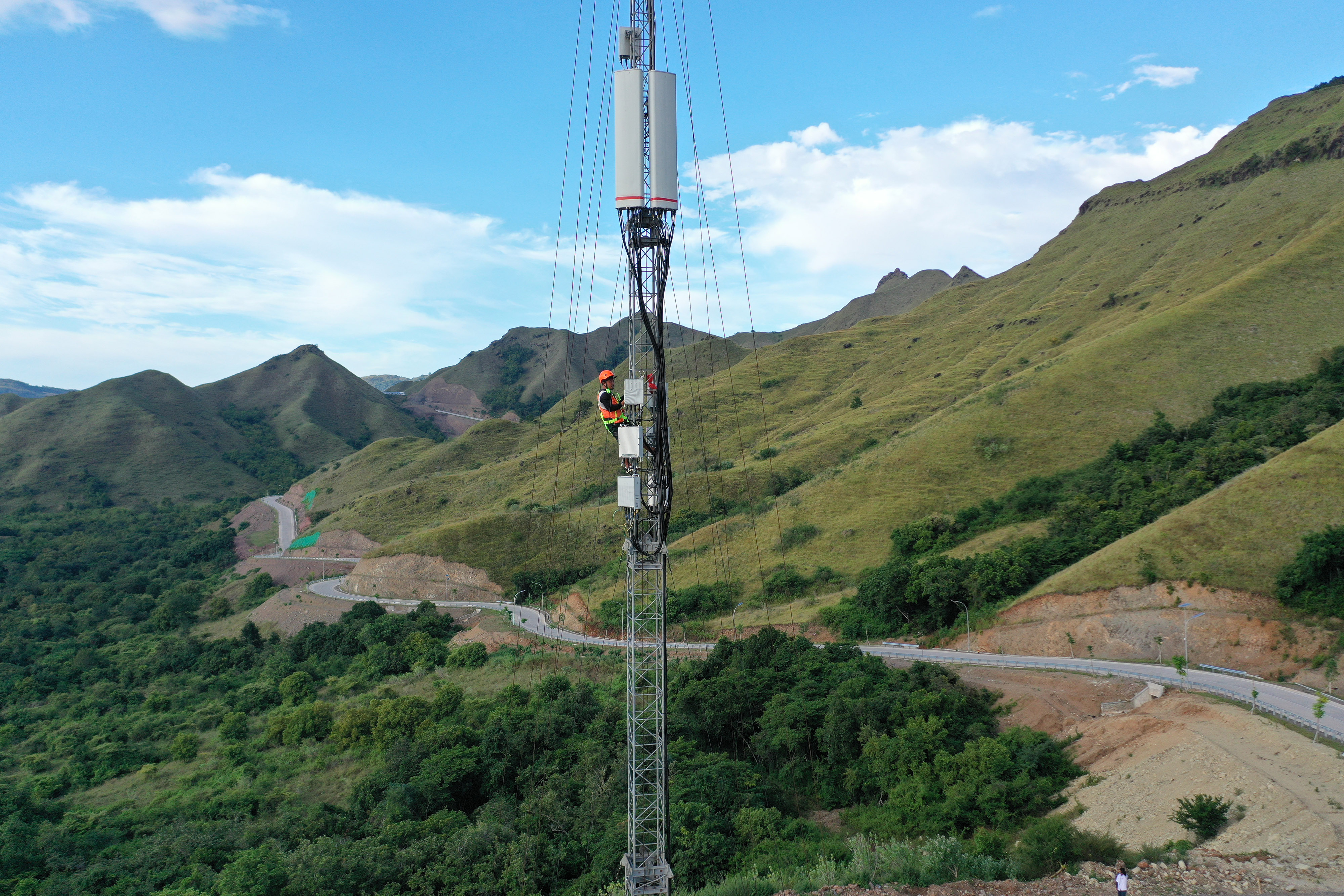  Pekerja memeriksa 'compact mobile BTS' di Desa Golo Mori, Labuan Bajo, Manggarai Barat, NTT