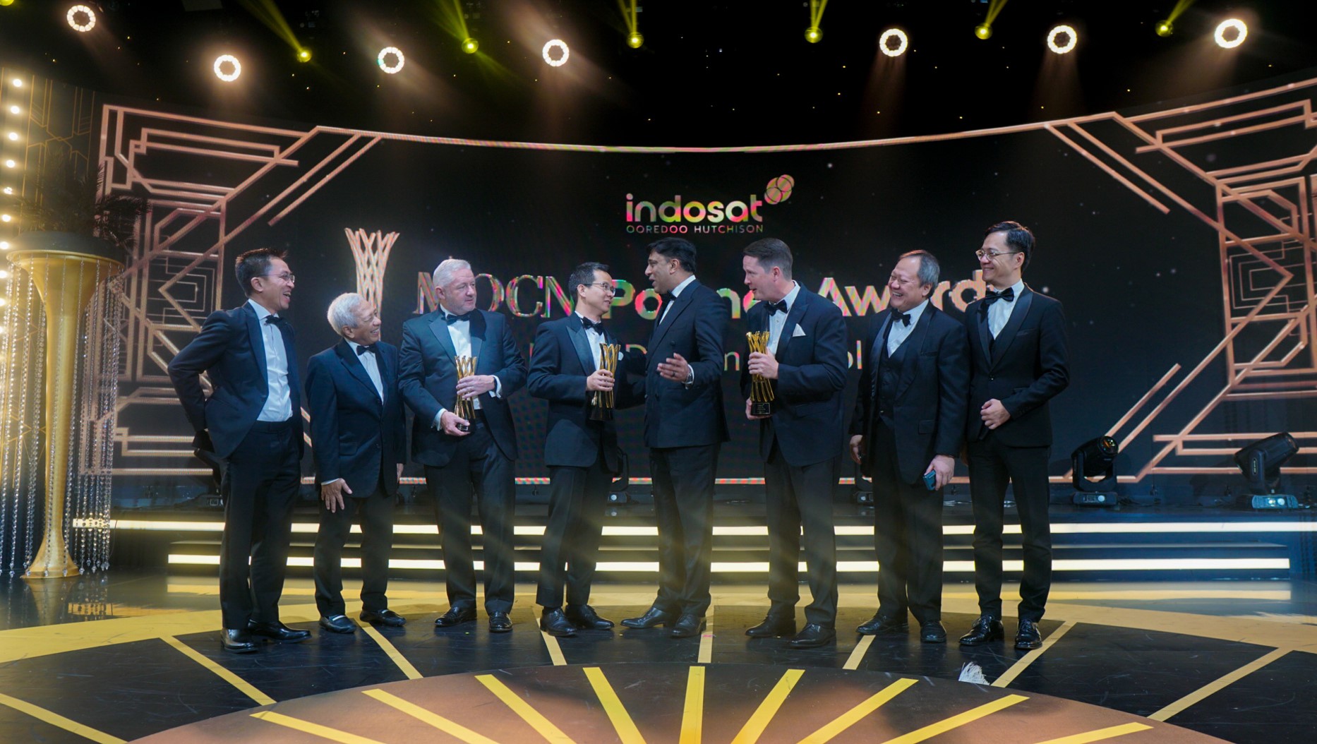 Indosat memberikan penghargaan kepada mitra-mitranya.