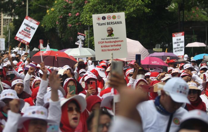 Unjuk rasa menolak RUU Kesehatan oleh lima organisasi profesi kesehatan di Jakarta, Senin (8/5).