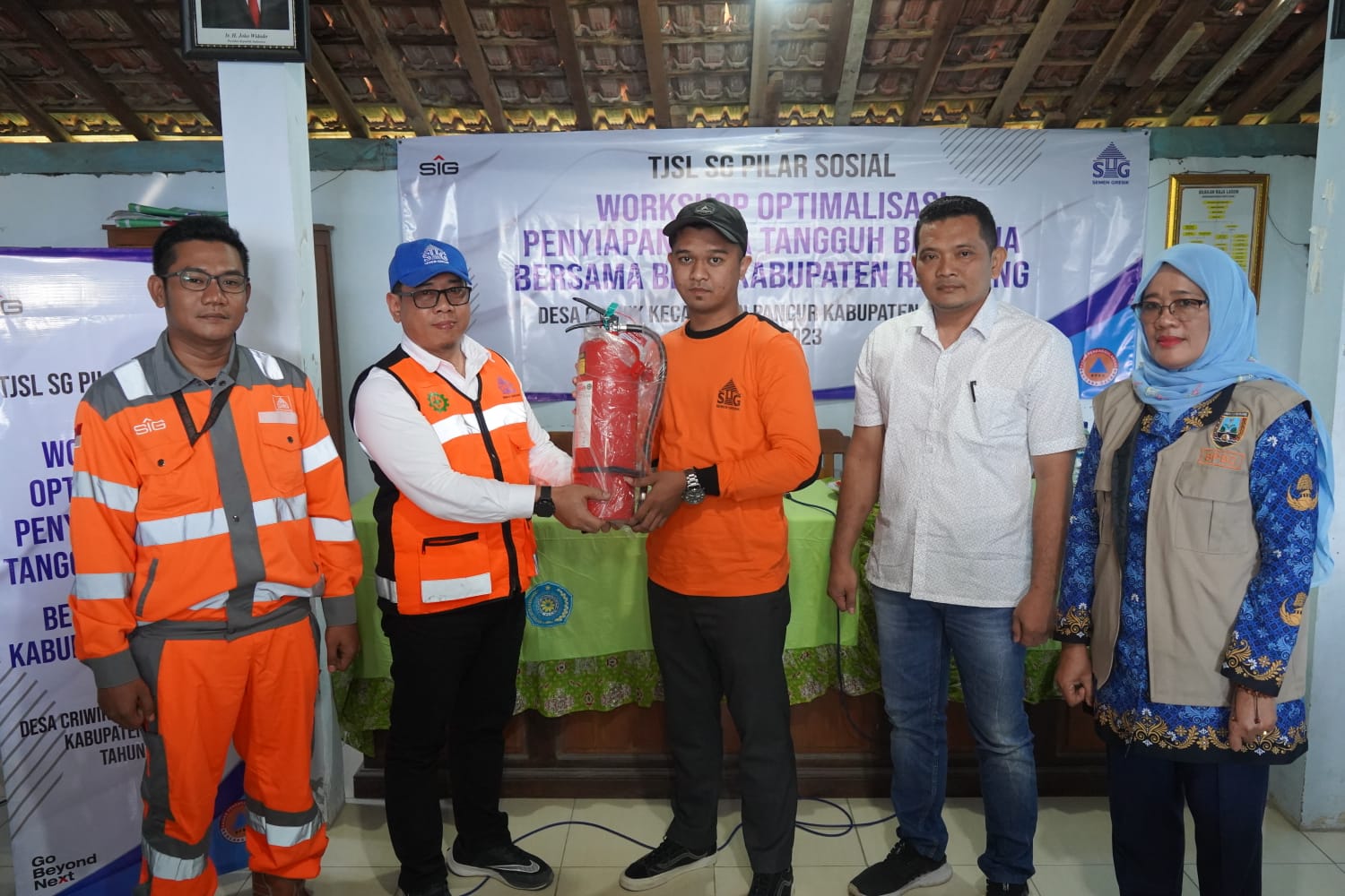 Semen Gresik menyerahkan bantuan alat pemadam kebakaran kepada BPBD Rembang