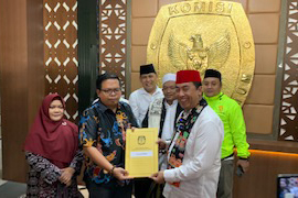 Ketua PCNU Jakarta Pusat Gus Syaifuddin menyerahkan berkas pendaftaran bakal calon legislatif ke KPU DKI Jakarta, Sabtu (13/5).