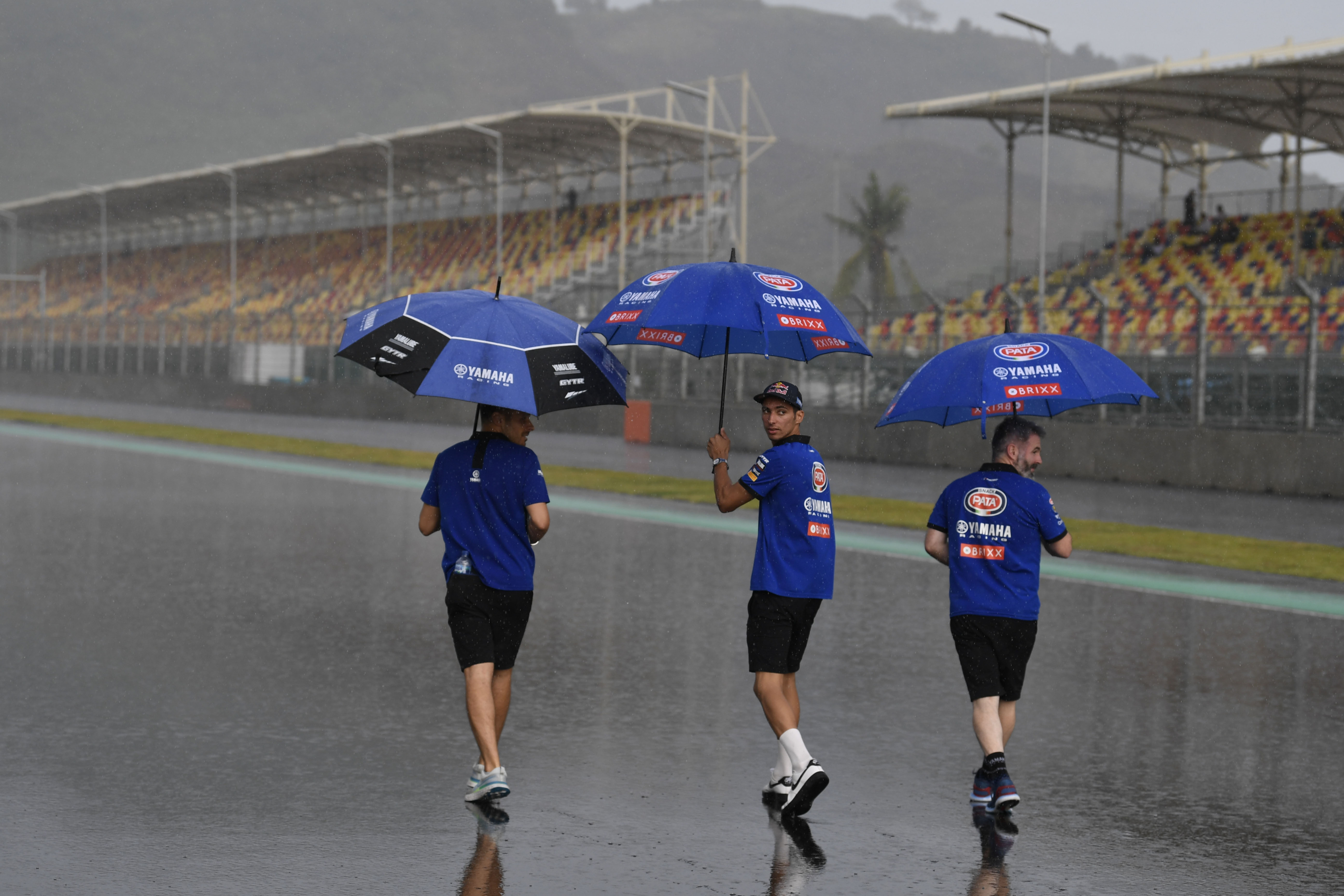 Pembalap WSBK Toprak Razgatlioglu (tengah).