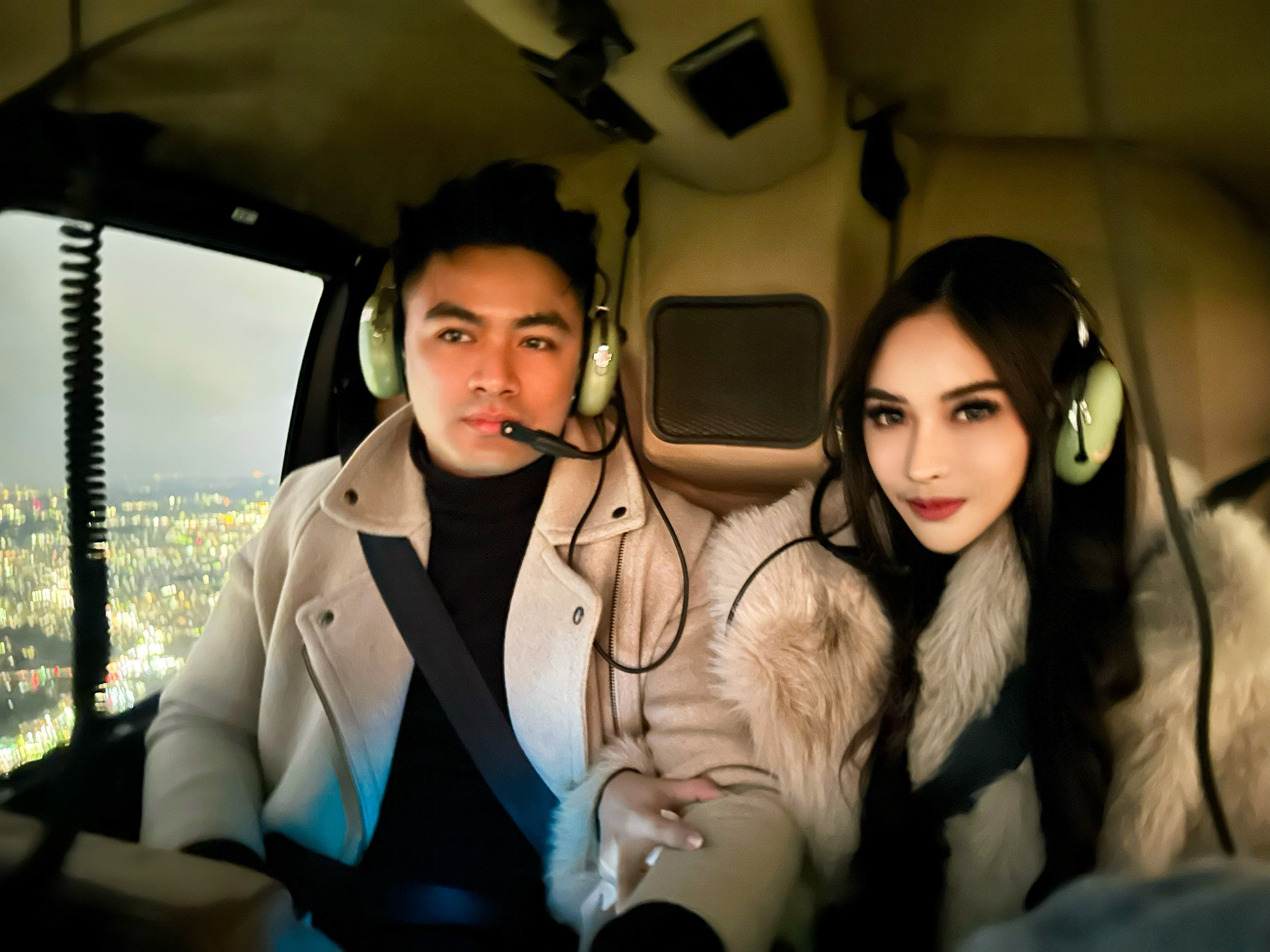 Foto pesinetron Guntur Prayoya sedang berlibur bergaya mewah dengan sang istri Apris Devita.