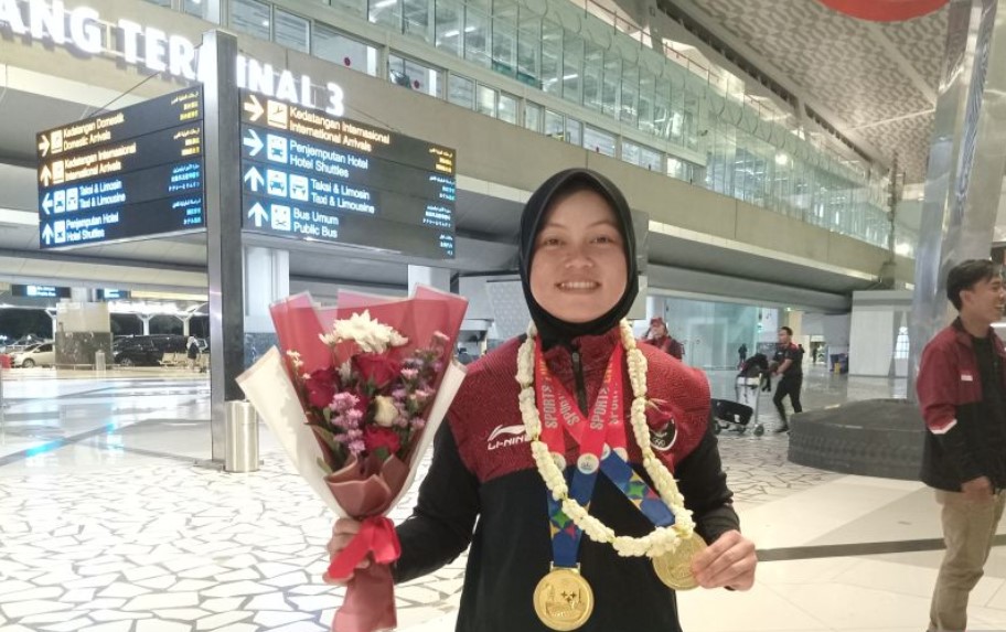 Pembalap sepeda Dara Latifah saat ditemui di Bandara Soekarno-Hatta, Senin (15/5) malam.