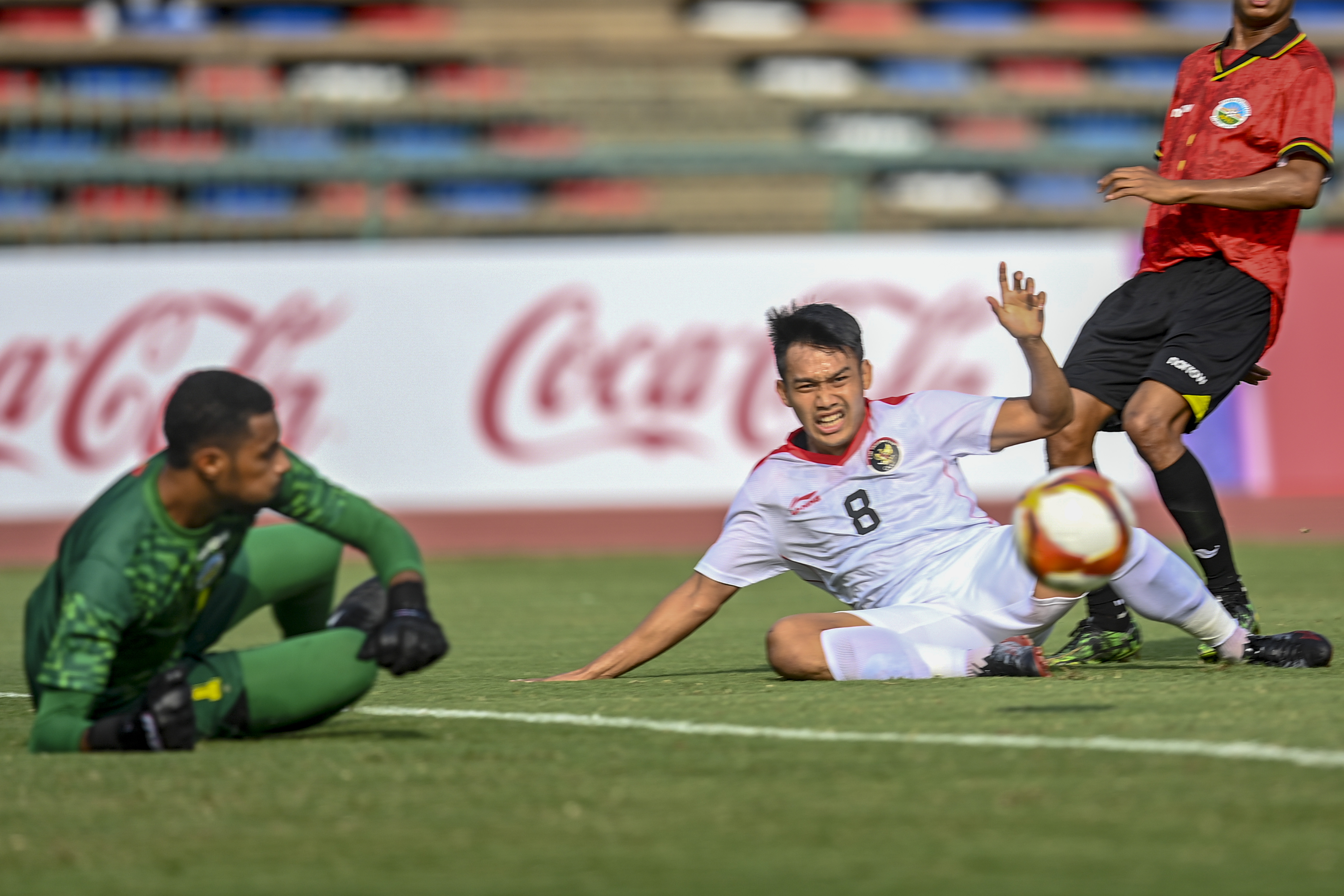 Pemain Tim U-22 Indonesia Witan Sulaeman (kanan) melakukan tembakan yang coba dihalau penjaga gawang Timor Leste di penyisihan grup A