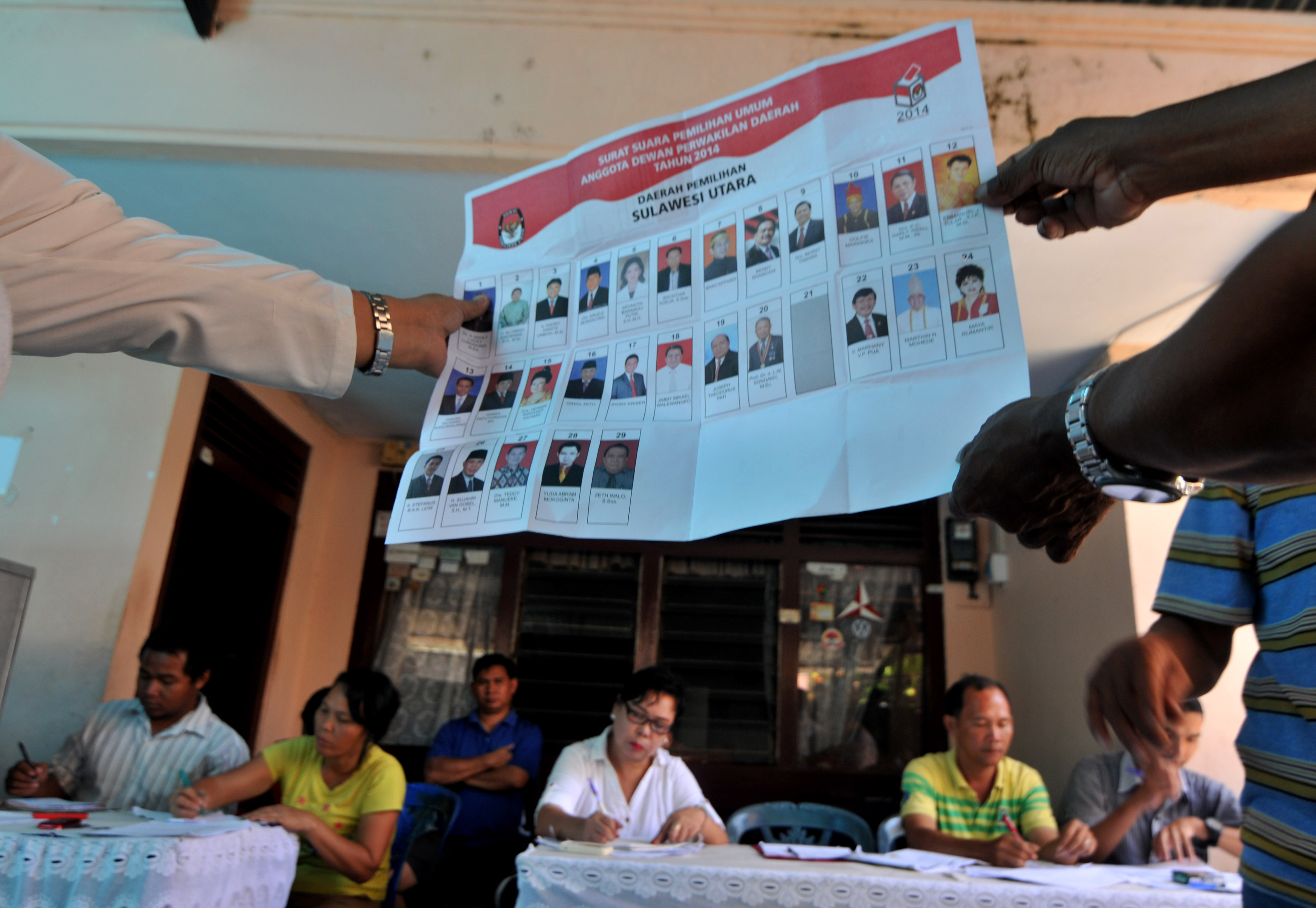 Anggota KPPS melakukan proses penghitungan suara di TPS 3, Winangun Satu, Manado, Sulawesi Utara, Kamis (10/4/2014).