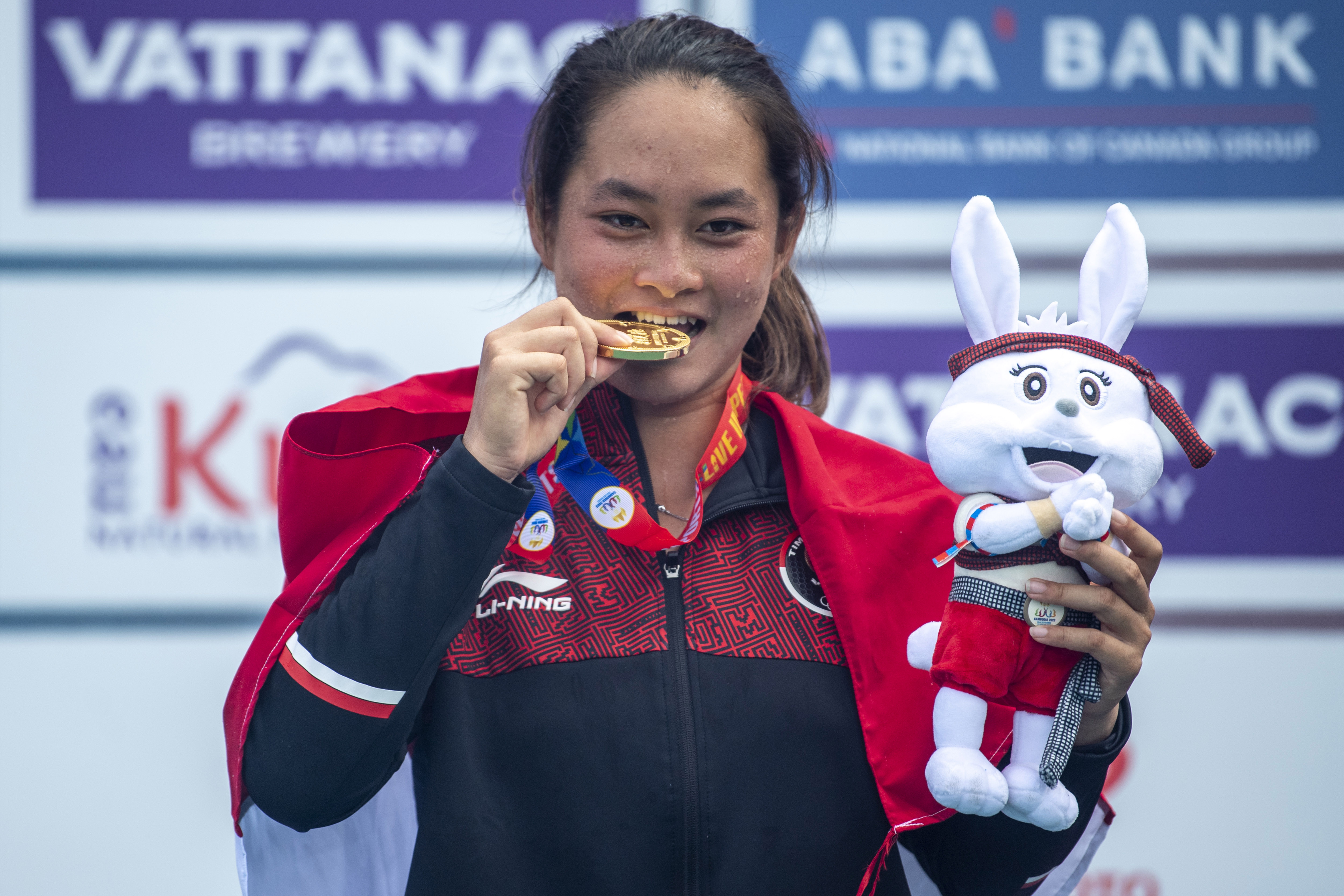Petenis Priska Madelyn Nugroho usai meraih medali emas SEA Games 20203 di nomor tunggal putri. 