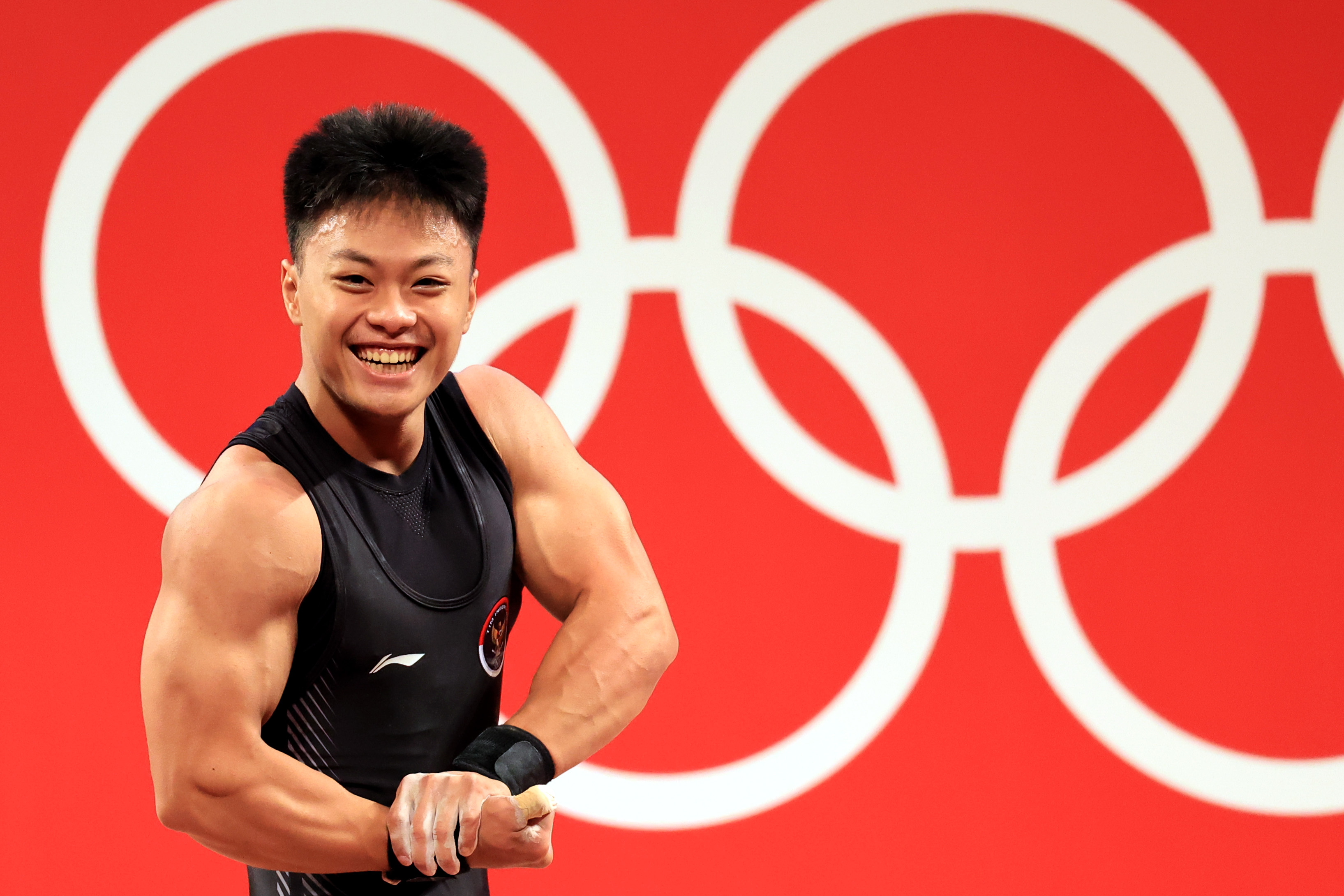 Lifter Indonesia Rahmat Erwin Abdullah bergaya seusai melakukan angkatan dalam kelas 73 kg Putra Grup B Olimpiade Tokyo 2020 