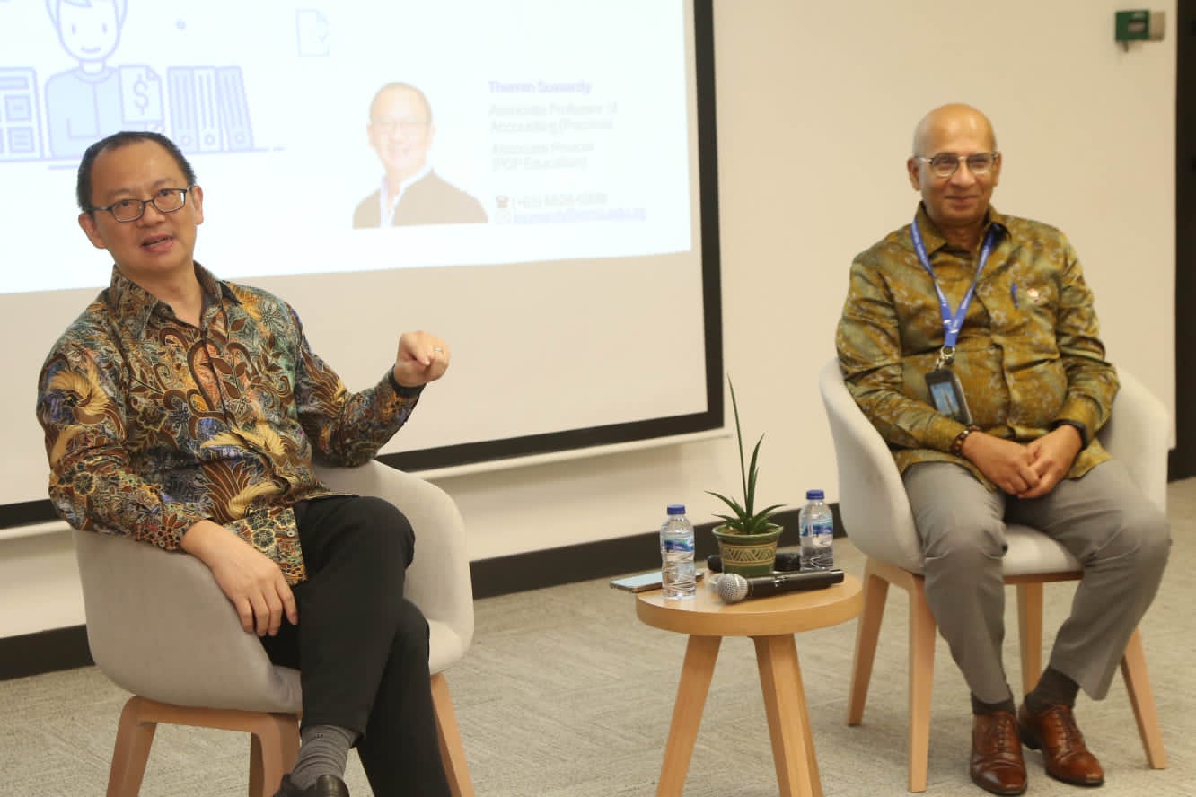 Themin Suwardy, Associate Post Graduate Professional Education dan Associate Professor of Accounting Practice di Singapore Management (kiri)