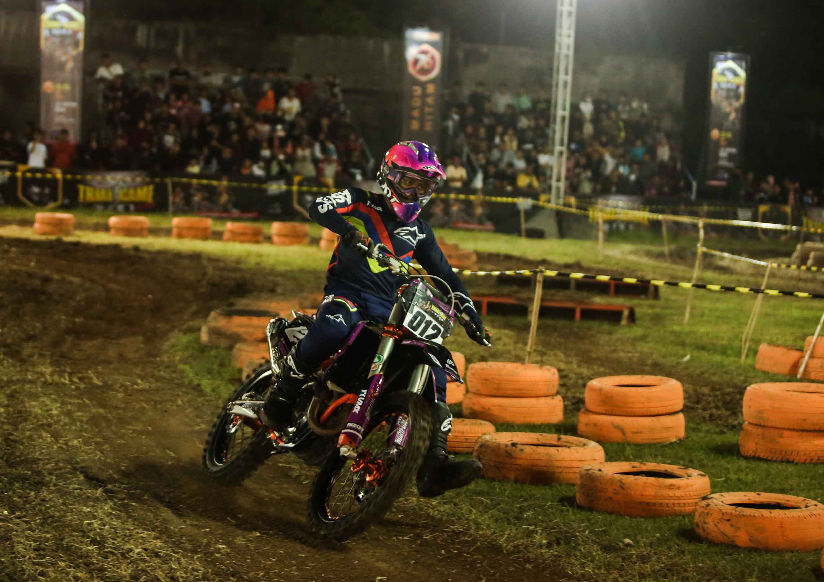 Kroser Lantian Juan memacu kendaraannya dalam gelar seri pertama Solo, di Vastenburg, Sabtu (13/5/2023).