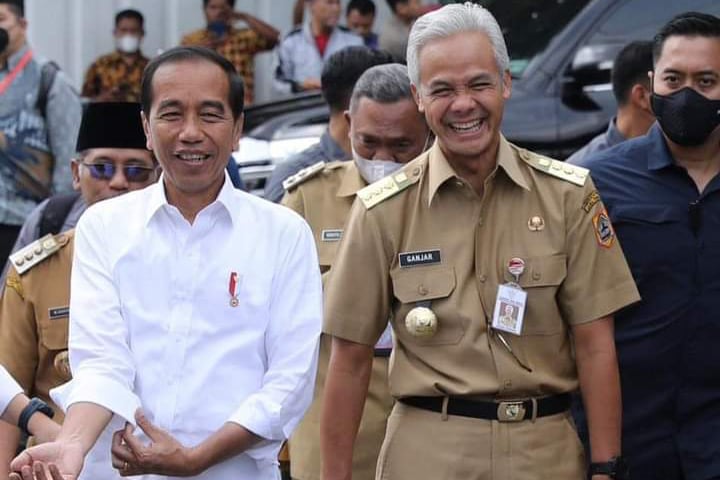 Presiden Jokowi (kiri) dan Gubernur Jawa Tengah Ganjar Pranowo.