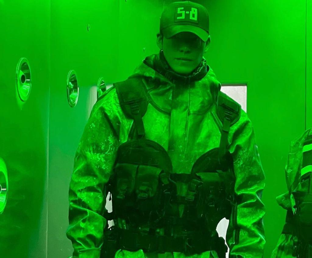 Kim Woo Bin memerankan kurir legendaris 5-8 di Film Black Knight yang akan tayang di Netflix, Jumat (12/5)