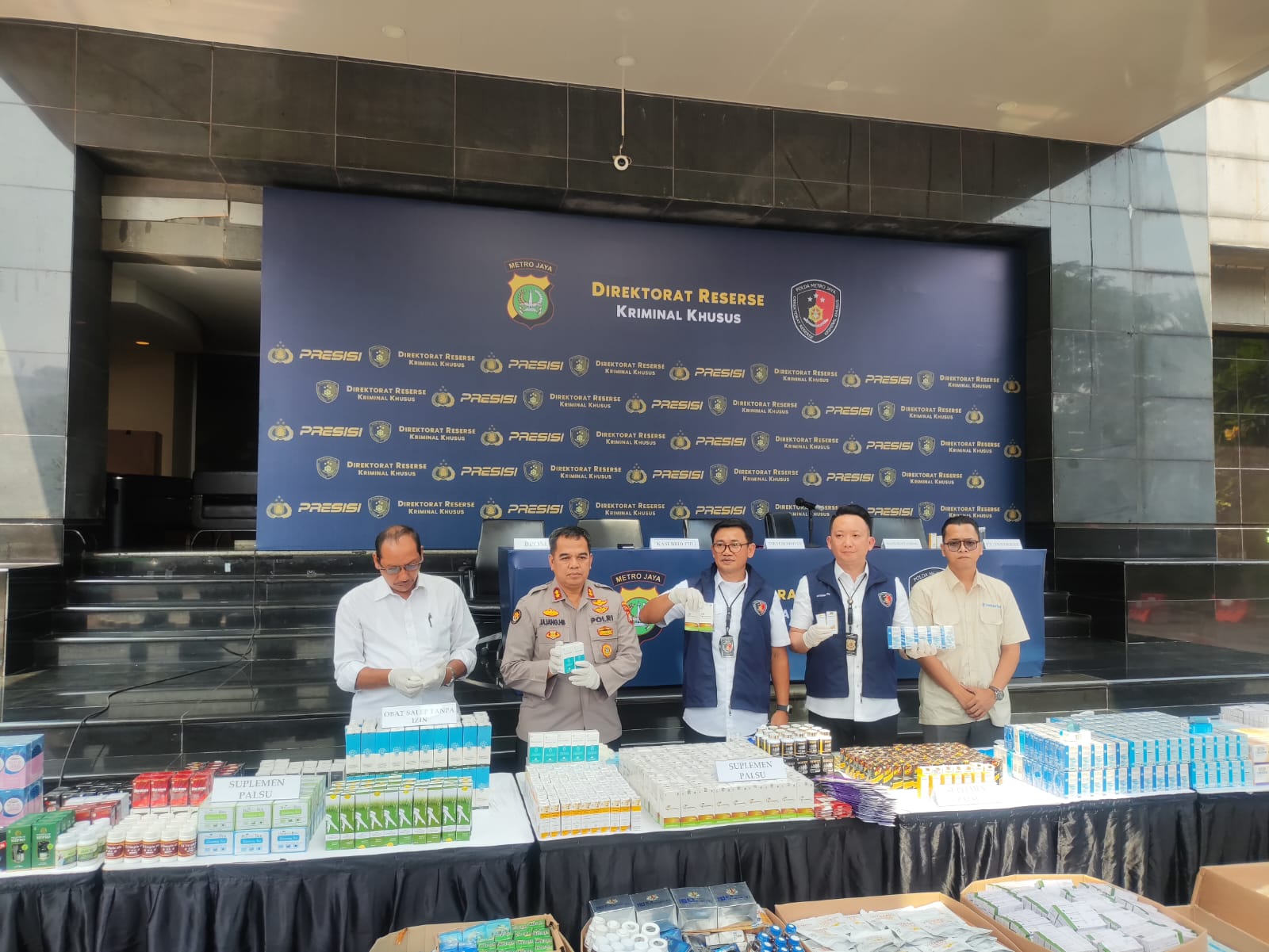 Polda Metro Jaya mengungkap kasus penjualan suplemen dan obat ilegal di ecommerce.