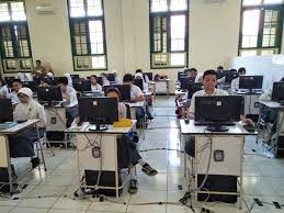  Siswa SMA sedang belajar di kelas. 